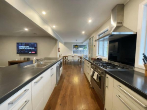 New painted 5 bdms specious house close to the Base Hamilton